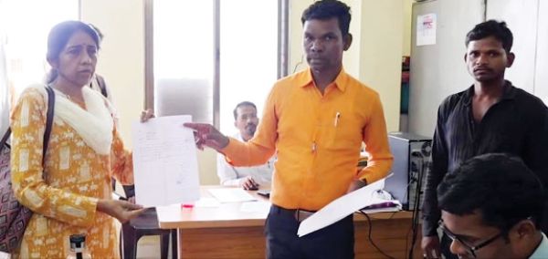 पुराने प्रधान पाठक की वापसी की मांग, डीईओ को सौंपा आवेदन