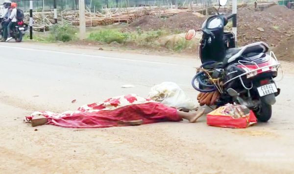  ट्रक ने स्कूटी सवार को कुचला, एक  मौत