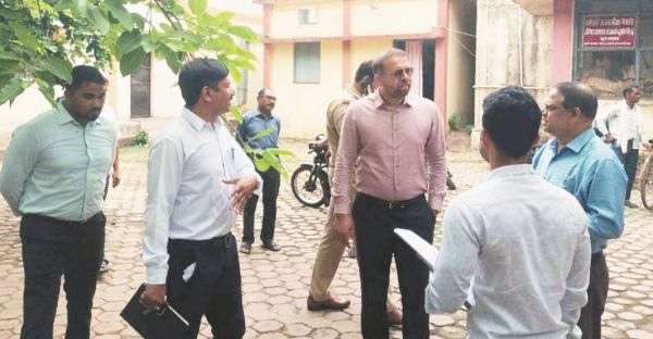 कलेक्टर ने किया सीएमएचओ कार्यालय का निरीक्षण