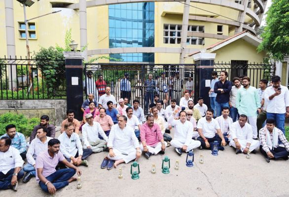 लालटेन लेकर विद्युत आयोग के सामने कांग्रेस का प्रदर्शन