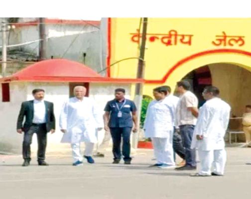 बघेल ने जेल जाकर पूर्व मंत्री लखमा से मुलाकात की