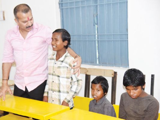 कलेक्टर पहुंचे नेत्रहीन विद्यालय कुनकुरी,निर्माणाधीन कार्यों का लिया जायजा