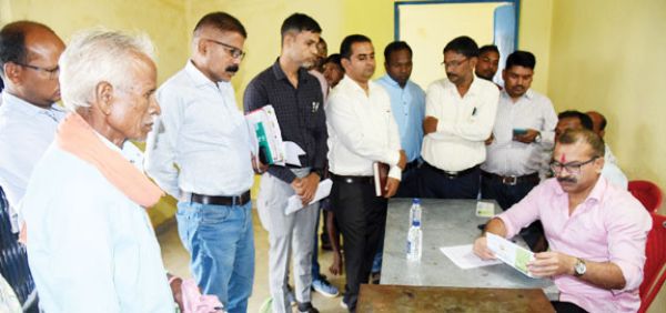 कलेक्टर ने किया खाद-बीज केंद्र का औचक निरीक्षण