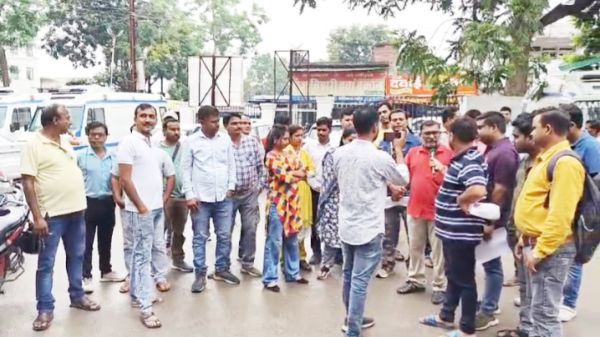 पत्रकारों ने मेडिकल कॉलेज अस्पताल में किया प्रदर्शन, आदेश की प्रतियां जलाई