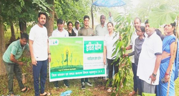  योगाभ्यास व ‘एक पेड़ मां के नाम’ पौधरोपण