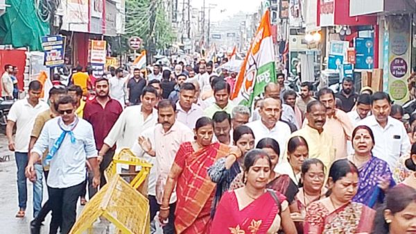 युक्तियुक्तकरण के विरोध में कांग्रेस ने रैली निकाल डीईओ दफ्तर घेरा