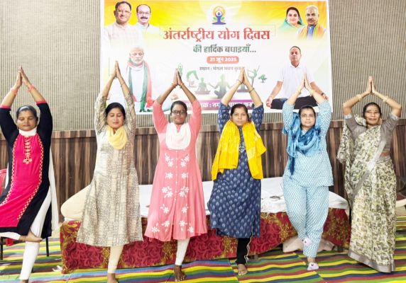 कुरुद में हजारों लोगों ने किया योगाभ्यास