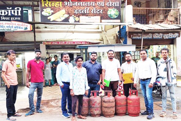आधा दर्जन गैस सिलेंडर जब्त  खाद्य विभाग ने की कार्रवाई