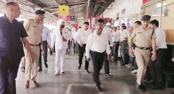 रेलवे जीएम ने दुर्ग-रायपुर रेलखंड का किया निरीक्षण