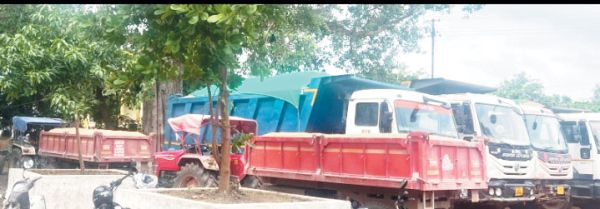 रेत का अवैध भण्डारण, 245 हाईवा रेत ढेरी जब्त