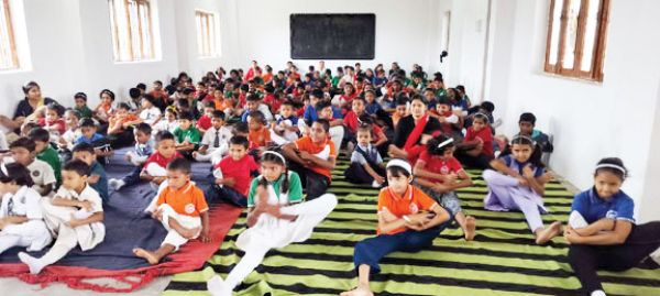 मॉडर्न कॉन्वेंट स्कूल में योगाभ्यास