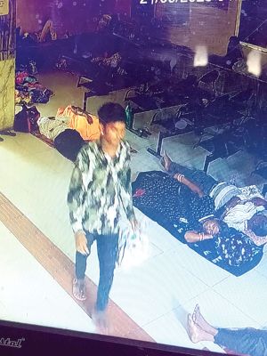 मेकाहारा में चोरी, नगद और मोबाइल ले भागे