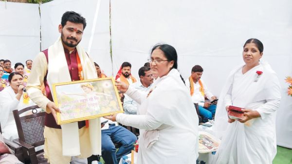 जिपं अध्यक्ष ने लगातार चौथे माह भी किया मानदेय दान