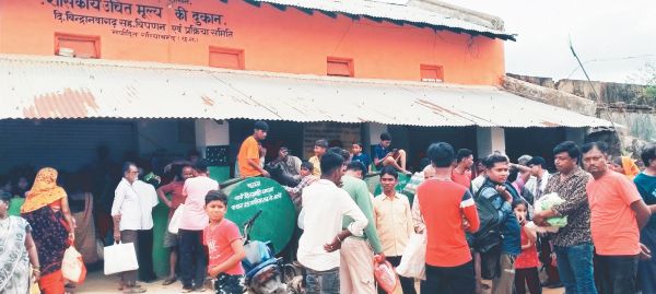राशन वितरण केंद्र में तकनीकी बाधा से हंगामा, उपभोक्ताओं में रोष