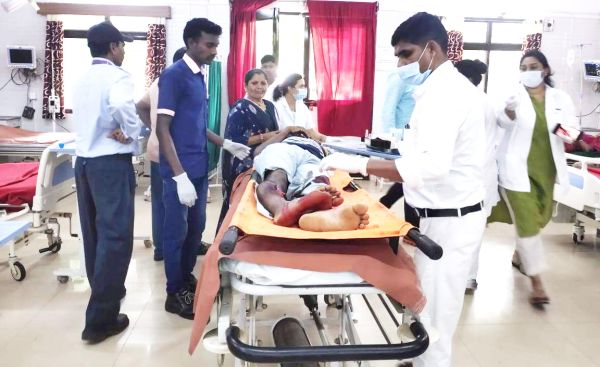 बाइक को मारी टक्कर, दो जख्मी  एनएमडीसी कर्मी को हैदराबाद भेजा