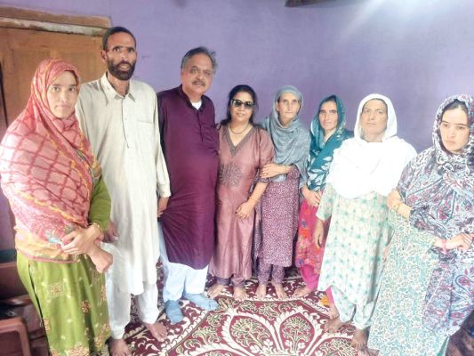 रायपुर के ग्वालानी दंपत्ति को देख फफक पड़े पहलगाम आतंकी हमले में मारे गए आदिल हुसैन के परिजन
