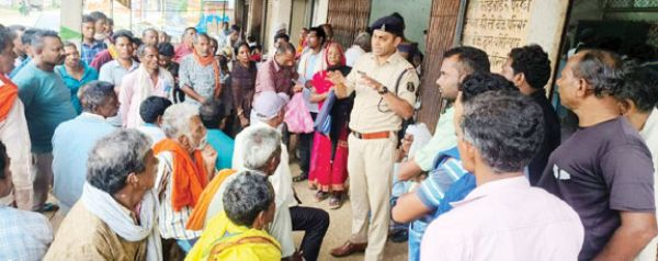 पुलिस ने ग्रामीणों व विद्यार्थियों को किया जागरूक