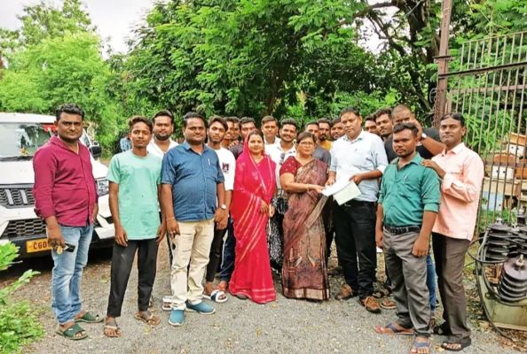 बिजली कटौती, ग्रामीणों ने बिजली दफ्तर पहुंच किया प्रदर्शन, आवेदन सौंपा