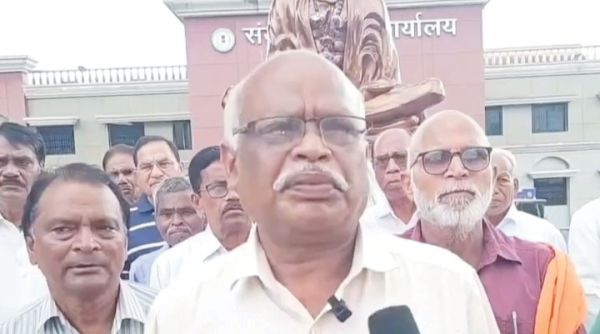 पेंशनरों ने कलेक्टर को प्रधानमंत्री के नाम सौंपा ज्ञापन
