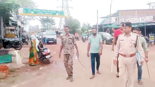 चाकू लहराते धमकाने का वीडियो फैला, पुलिस ने गिरफ्तार कर जुलूस निकाला