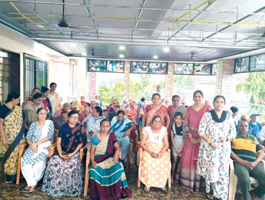 वृद्धों के साथ गीत संगीत हाई टी