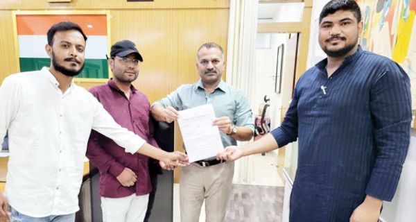 अंबिकापुर की जर्जर सडक़ों को लेकर युवा कांग्रेस ने सौंपा ज्ञापन