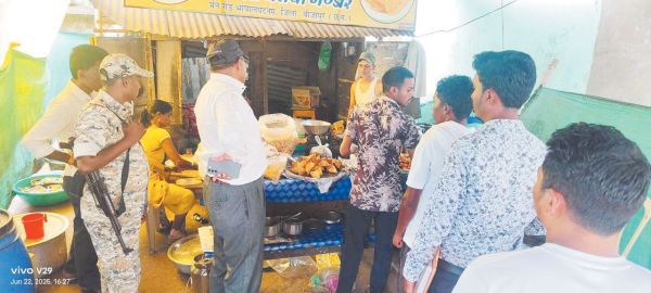  खाद्य प्रतिष्ठानों की जांच, गंदगी पर जुर्माना वसूला