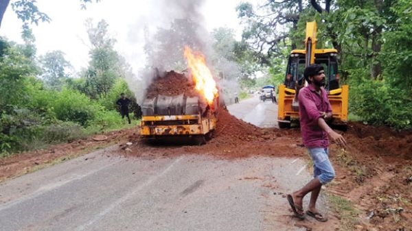 रोड रोलर में लगी आग, दमकल ने समय रहते पाया काबू