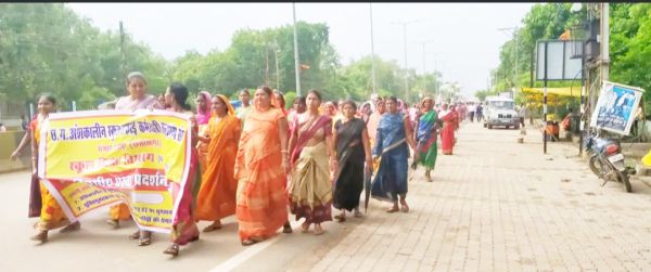 अंशकालीन स्कूल सफाई कर्मचारी हड़ताल   पर, रैली निकाल विधायक को ज्ञापन 