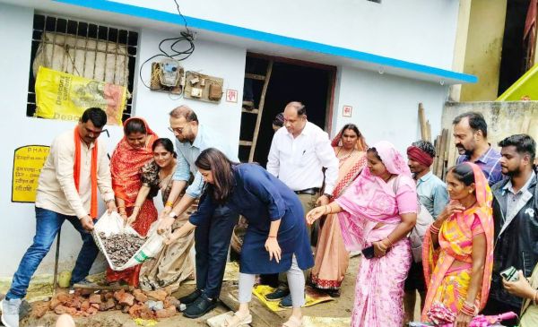 कलेक्टर ने सोख्ता गड्ढा निर्माण के लिए किया श्रमदान
