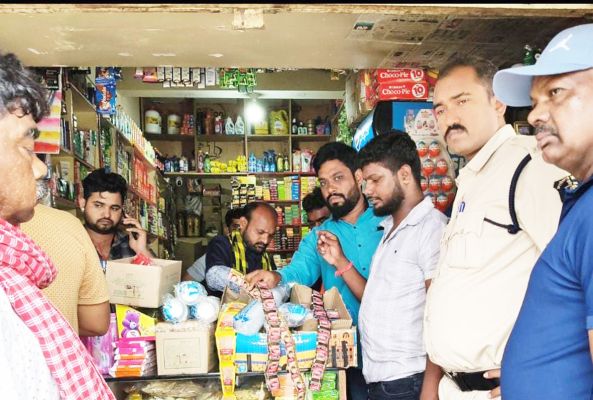 स्कूल, कॉलेजों के 100 मीटर के दायरे के दुकानों में छापेमारी की कार्यवाही