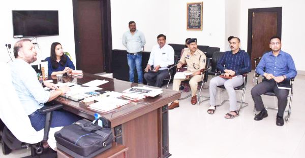 पीडि़त परिवारों को मिलेगा शासकीय योजनाओं का लाभ   कलेक्टर ने नक्सल पुनर्वास नीति के संबंध में  बैठक