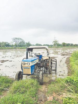 सडक़ में परिवहन करने पर केज व्हील युक्त ट्रैक्टर पर कार्रवाई