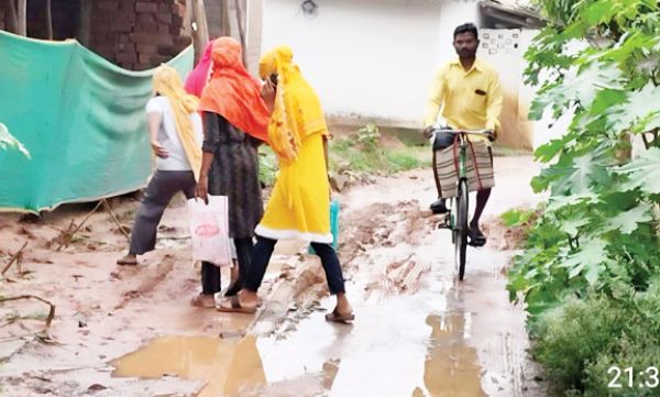 पाइपलाइन बिछाने खुदाई के बाद सडक़ बदहाल