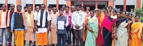 वन सुरक्षा और संसाधनों की मांग, गुमड़ी के ग्रामीणों ने कलेक्टर को सौंपा ज्ञापन