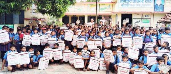 फरमानिया ट्रस्ट ने बांटे 503 बच्चों को शैक्षणिक सामग्री