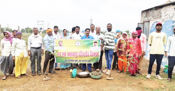 पौधरोपण कर देखभाल  करने का संकल्प