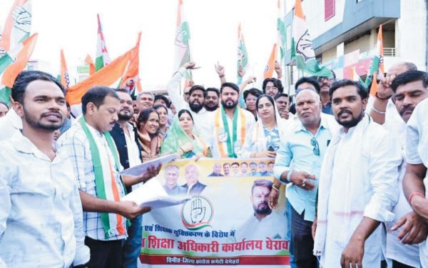 कांग्रेसियों ने डीईओ कार्यालय घेरा