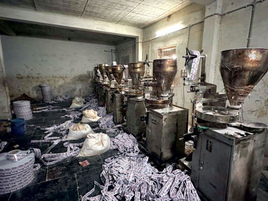 सितार गुटखा फैक्ट्री में रात जीएसटी छापा, सारा खेल कच्चे का, दो लाख जुर्माना