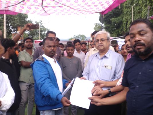 एनएमडीसी भर्ती : स्थानीय युवाओं को प्राथमिकता देने की मांग पर संयुक्त पंचायत का धरना