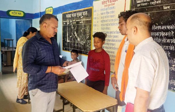 कलेक्टर ने स्कूलों का किया निरीक्षण, 30 जून तक प्रवेश प्रक्रिया पूर्ण करने सख्त निर्देश