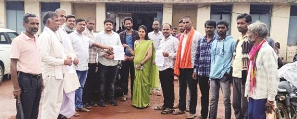 शराब दुकान बंद कराने ग्रामीणों ने सौंपा ज्ञापन
