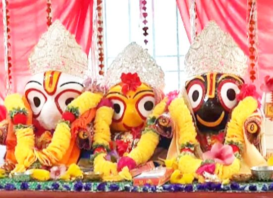 महा औषधि स्नान के बाद सोलह श्रृंगार कर तैयार हुए भगवान जगन्नाथ: भैया बलभद्र और बहन सुभद्रा संग निकलेगी रथयात्रा