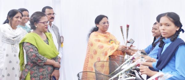 जिला स्तरीय शाला प्रवेश उत्सव में शामिल हुईं विधायक लता उसेण्डी