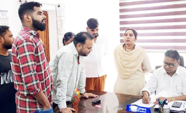 टूटी नालियों के निर्माण और बस स्टैंड चालू करने की मांग, युकां ने सौंपा ज्ञापन
