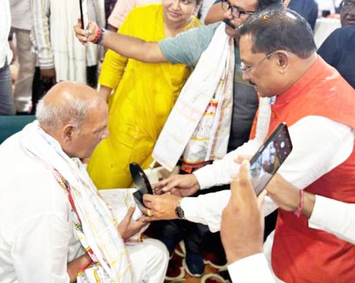 सीएम ने किया वरिष्ठ अधिवक्ता हृदय नारायण निर्वाणी का सम्मान