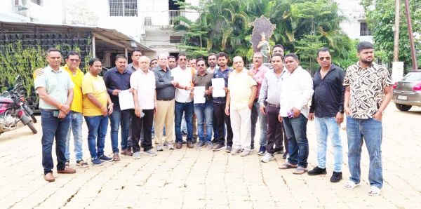 निर्माण कार्यों में रेत की अनुपलब्धता  कलेक्टर, आयुक्त व महापौर को सौंपा ज्ञापन