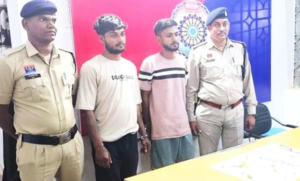 चोरी के मामले में दो नाबालिग समेत 4 पकड़ाए