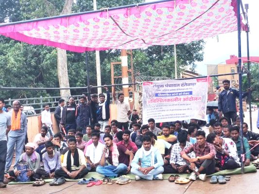 एनएमडीसी भर्ती: स्थानीय युवाओं को प्राथमिकता देने की मांग पर संयुक्त पंचायत का धरना