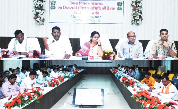 सांसद ने दिशा की बैठक में की केन्द्रीय योजनाओं की विभागवार समीक्षा